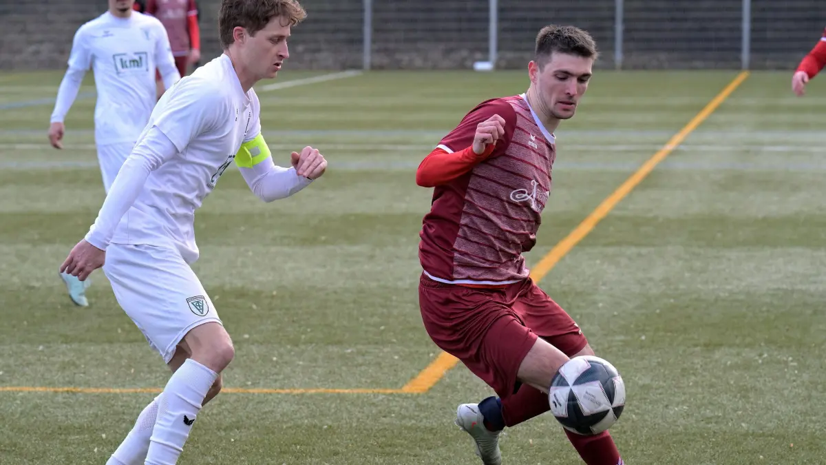 Oft war die SG Reutlingen nicht nur einen Schritt schneller, wie hier Fabian Hochgreve (rechts) gegen Laurin Biedritzky vom TSV Sickenhausen.