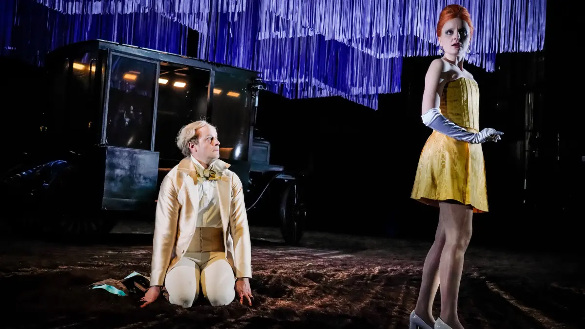Gábor Biedermann (Sir Robert Chiltern) und Celina Rongen (Lady Chiltern) in "Der ideale Mann".