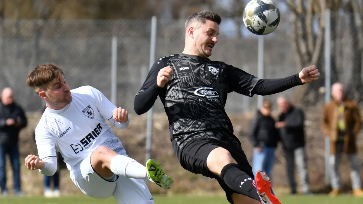 Florian Siegel (links, Dornhan) im Zweikampf mit dem dreifachen Torschützen Raphael Hopf (Ahldorf-Mühlen-Dettensee).