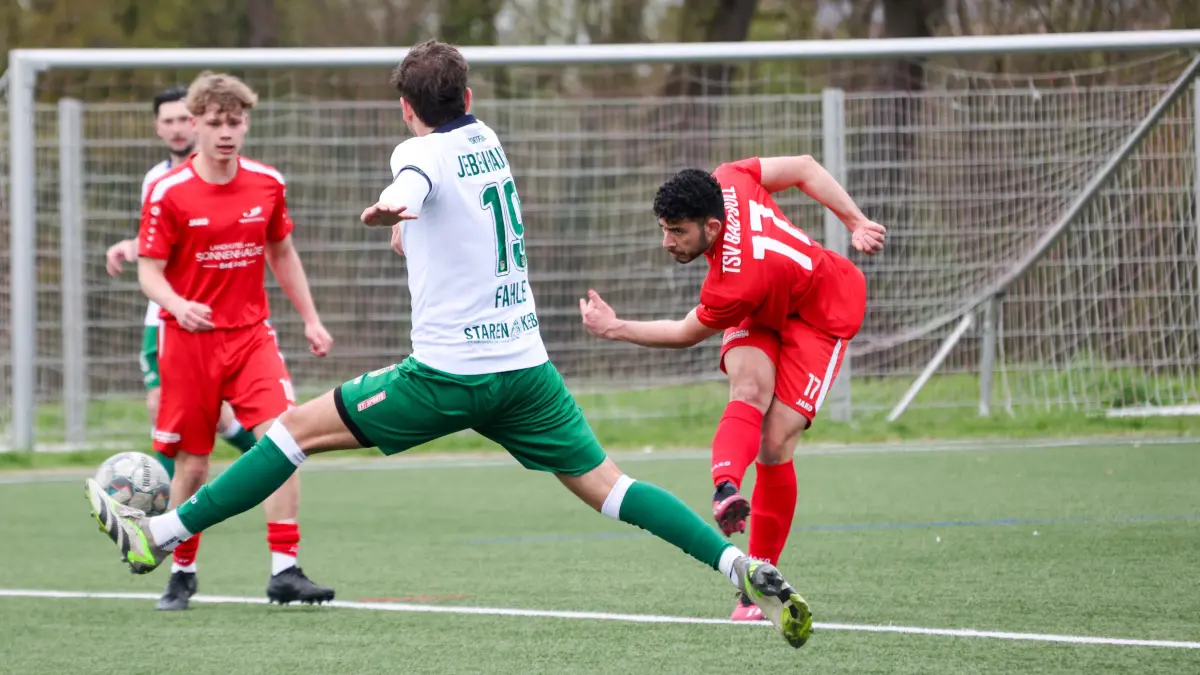 TSV Bad Boll II - SF Jebenhausen : TSV Bad Boll II - SF Jebenhausen
Abdul Malek Kabbeh erzielt mit diesem Schuß den Ausgleich zum 1:1. Maxim Fahle kann den Treffer nicht verhindern.