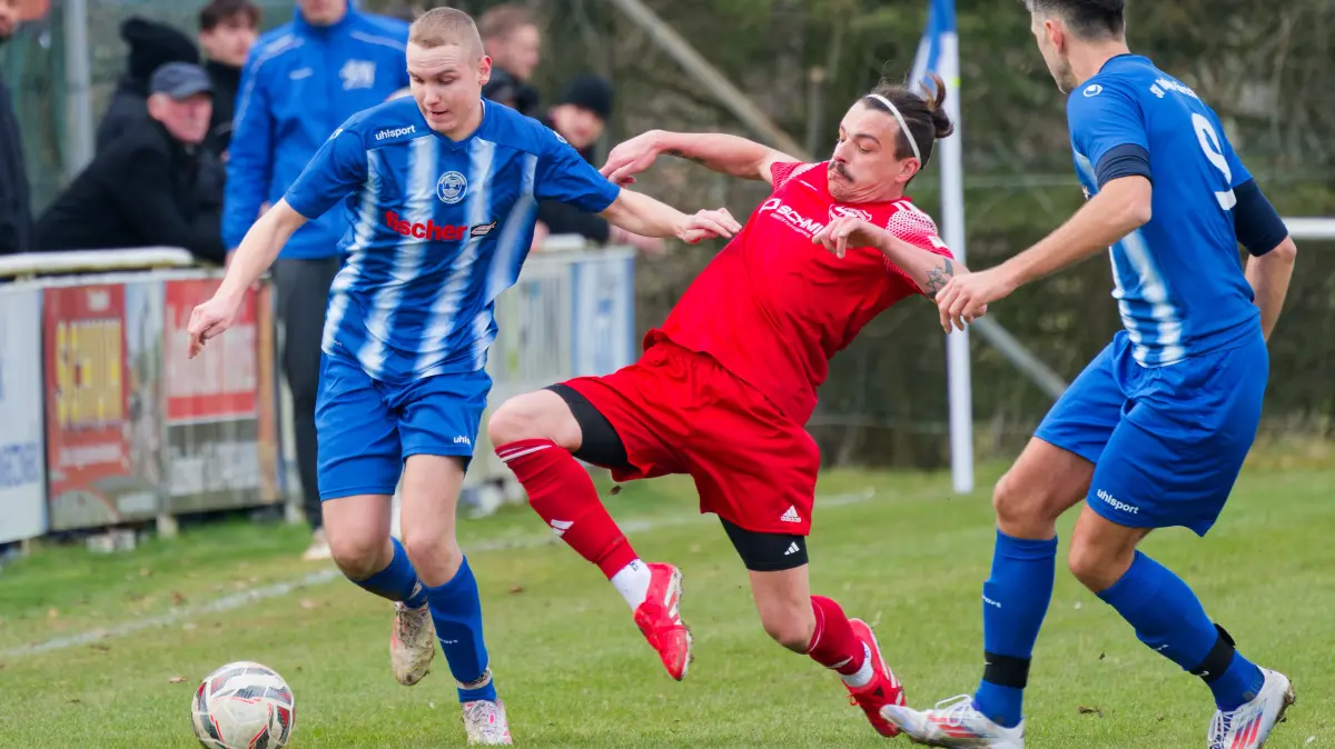 Packender Zweikampf an der Außenlinie: Nick Störzer (links, SV Tumlingen-Hörschweiler kann in dieser Szene den Ball gegen Ralf Wuzik (SF Salzstetten) behaupten.