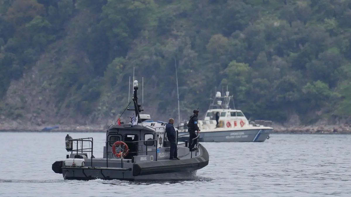 Mehrere Migranten sterben bei Bootsunglück in der Ägäis: ARCHIV - 03.04.2025, Griechenland, Lesbos: Frontex (im Vordergrund) und Schiffe der griechischen Küstenwache beteiligen sich an einer Such- und Rettungsaktion nach dem Kentern eines Bootes mit Migranten vor der Küste der nordöstlichen Ägäisinsel Lesbos. (zu dpa: «Nach Tagen auf See und ohne Wasser: 22 Migranten gestorben») Foto: Panagiotis Balaskas/AP/dpa +++ dpa-Bildfunk +++