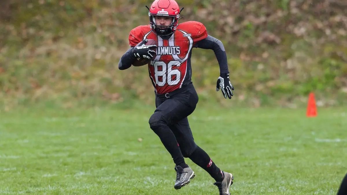 American Football Bezirksliga: American Football Bezirksliga; Kuchen Mammuts - Pforzheim Wilddogs II;
Oliver Dinges (Kuchen Mammuts, #86) macht Yards für die Mammuts;
28.03.2026; Ankenstadion; Kuchen.
Foto: Thomas Madel