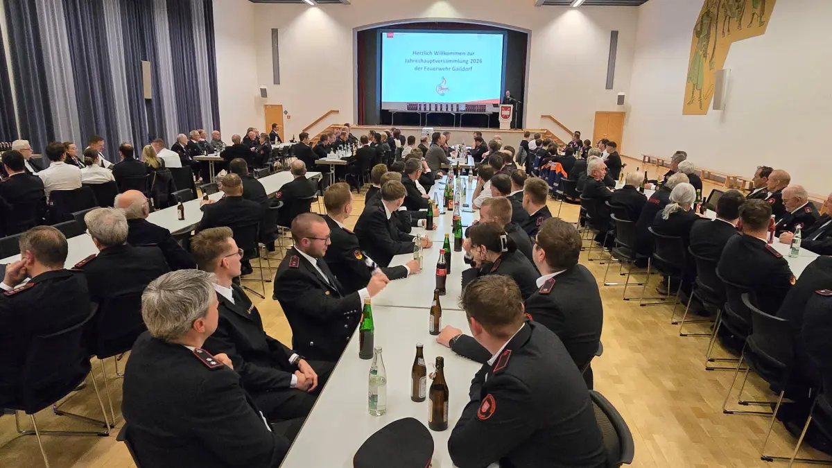 Limpurghalle, Jürgen Dahner führt als stellvertretender Stadtbrandmeister durch den Abend.