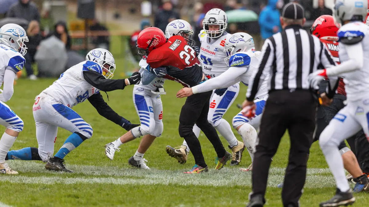 American Football Bezirksliga: American Football Bezirksliga; Kuchen Mammuts - Pforzheim Wilddogs II;
Alexander Ebert (Kuchen Mammuts, #22) wird von der Pforzheimer Defense gestoppt;
28.03.2026; Ankenstadion; Kuchen.
Foto: Thomas Madel