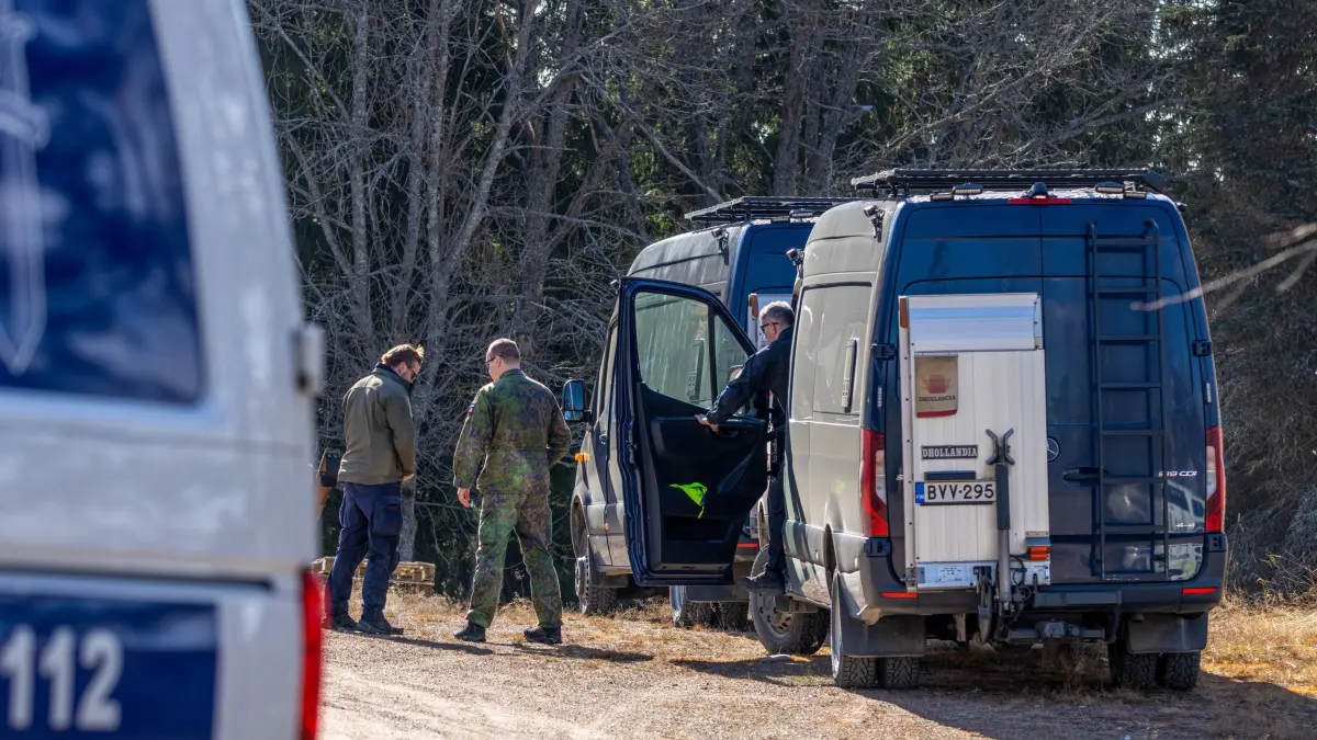 Finnland - Drohnen: 29.03.2026, Finnland, Kouvola: Polizeifahrzeuge in der Nähe von Savistontie in Kouvola. Laut Verteidigungsministerium stürzte eine Drohne nördlich und eine weitere östlich von Kouvola ab. Die Polizei hat die betroffenen Gebiete für weitere Untersuchungen abgesperrt. Foto: Sasu Järnstedt/Lehtikuva/dpa +++ dpa-Bildfunk +++