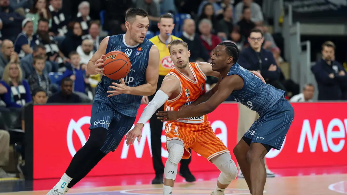 GER, MLP Academics Heidelberg vs. Ratiopharm Ulm, Basketball, easycredit Basketball Bundesliga, 26.Spieltag, Saison, 2025/2026, 29.03.2025 : Ryan Mikelsell (MLP Academics Heidelberg, #33), Thomas Klepeisz (Ratiopharm Ulm, #22), DJ Horne (MLP Academics Heidelberg, #0)
GER, MLP Academics Heidelberg vs. Ratiopharm Ulm, Basketball, easycredit Basketball Bundesliga, 26.Spieltag, Saison, 2025/2026, 29.03.2025
Foto: Eibner-Pressefoto/Joerg Hirsch