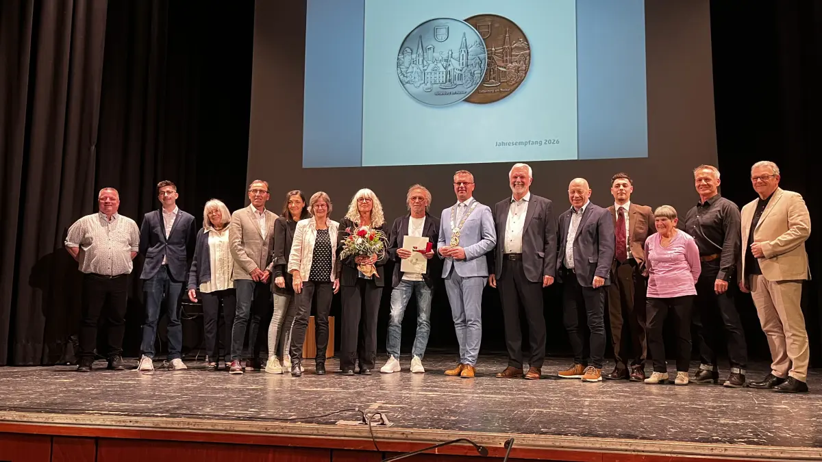 Bürgerehrung und Jahresempfang mit allen Geehrten auf der Bühne.