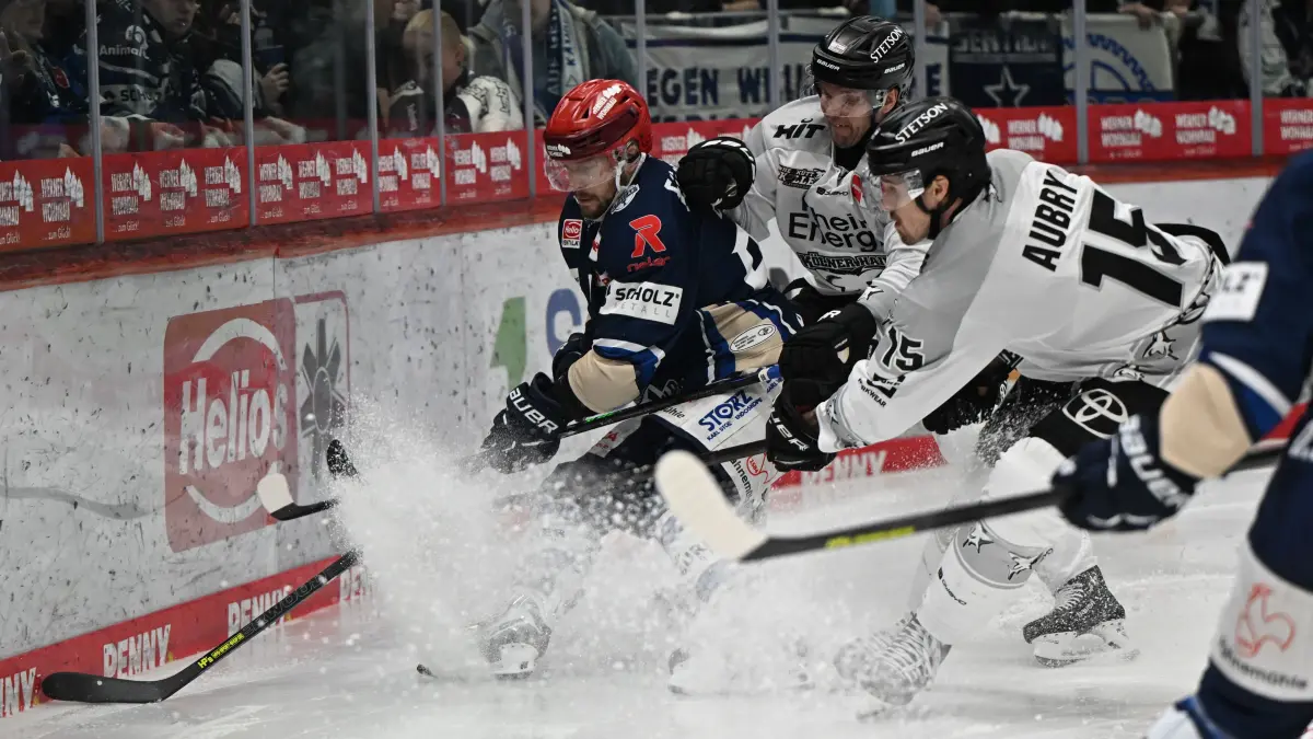 (v.l.n.r.) Sebastian Uvira (Schwenninger Wild Wings) Valtteri Kemilaeinen (Koelner Haie)
Schwenninger Wild Wings gegen Koelner Haie, DEL, PlayOff Viertelfinale, Spiel 3, Saison 2025/2026, 20260329
Foto: Eibner-Pressefoto/Sven Laegler