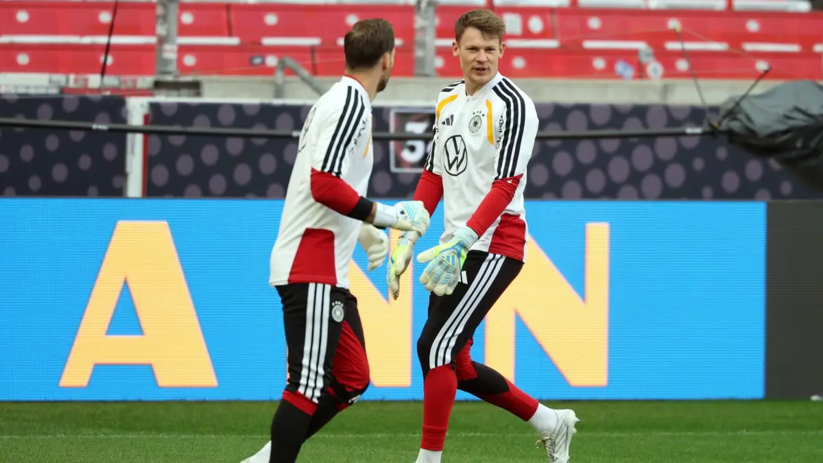 Fußball-Nationalmannschaft - Training: 29.03.2026, Baden-Württemberg, Stuttgart: Fußball: Nationalmannschaft, Abschlusstraining vor dem Heimspiel gegen Ghana: Torwart Alexander Nübel (r, Deutschland) und Torwart Oliver Baumann (Deutschland) nehmen am Abschlusstraining teil. Foto: Christian Charisius/dpa +++ dpa-Bildfunk +++