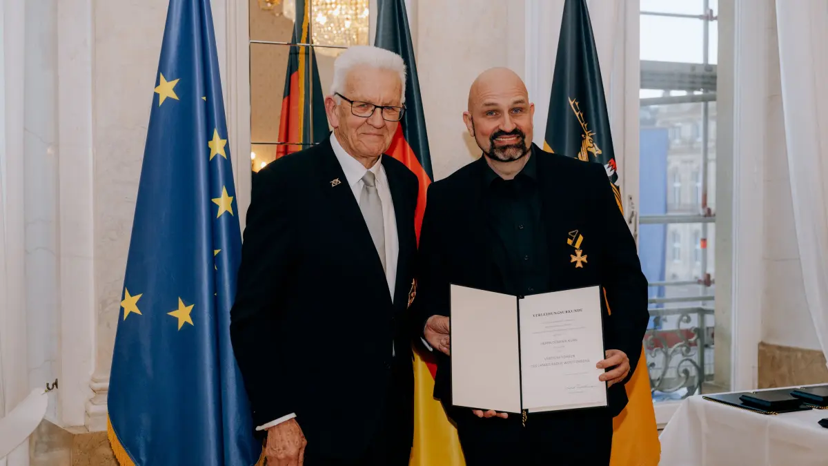 Ministerpräsident Winfried Kretschmann überreichte den Verdienstorden des Landes Baden-Württemberg am Freitag an Dominik Kuhn.