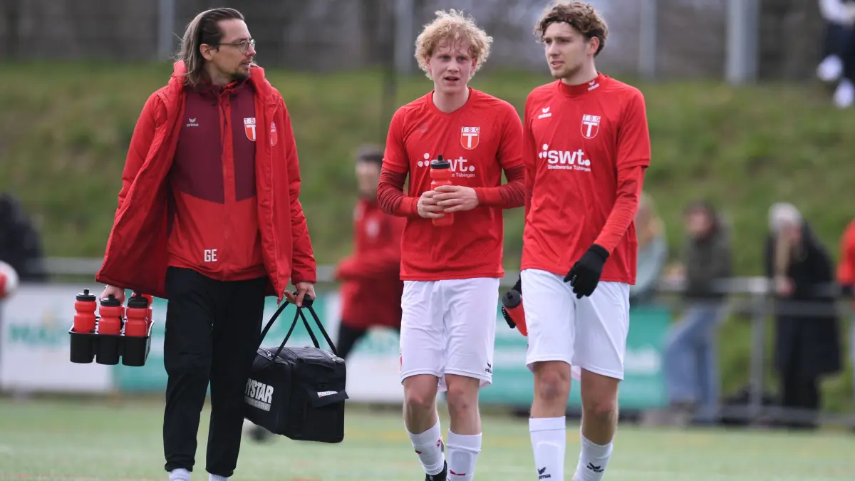 GER, TSG Tuebingen II - SV 03 Tuebingen, Fussball, Bezirksliga Alb, Spielzeit 2025/2026, 29.03.2026: Trainer Gunnar Erz (li) mit Franz Bauknecht (mi) und Joschua Frank (re, alle TSG TŸbingen II)
GER, TSG Tuebingen II - SV 03 Tuebingen, Fussball, Bezirksliga Alb, Spielzeit 2025/2026, 29.03.2026
Foto: Eibner-Pressefoto/Moritz Liss