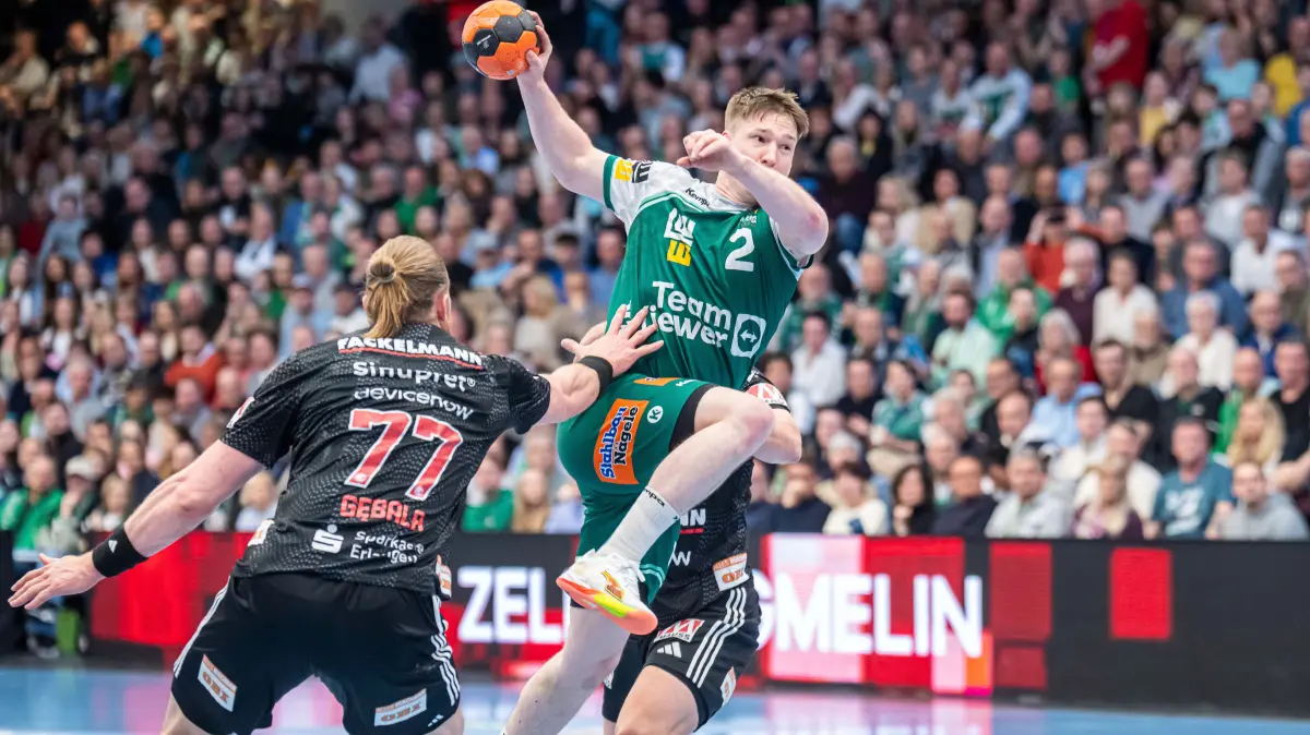 Frisch Auf Goeppingen vs. HC Erlangen, Handball, 1. Bundesliga, Herren, Spielzeit 2025/2026, 29.03.2026: Oskar Neudeck (Frisch Auf Goeppingen, #02) setzt sich gegen Florian Scheerer (HC Erlangen, #10) und Maciej Gebala (HC Erlangen, #77) durch, Frisch Auf Goeppingen vs. HC Erlangen, Handball, 1. Bundesliga, Herren, Spielzeit 2025/2026, 29.03.2026,
Foto: Eibner-Pressefoto/Michael Schmidt