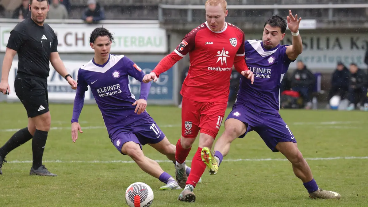 Fussball OL | FC Noettingen vs. SSV Reutlingen: Fussball OL | FC Noettingen (lila) vs. SSV Reutlingen (rot) // 2026-03-28 // Foto: Joachim Baur // #11 Leander Vochatzer (SSV Reutlingen) / #17 Matej Mijic (FC Noettingen) / #11 Tasos Leonidis (FC Noettingen)