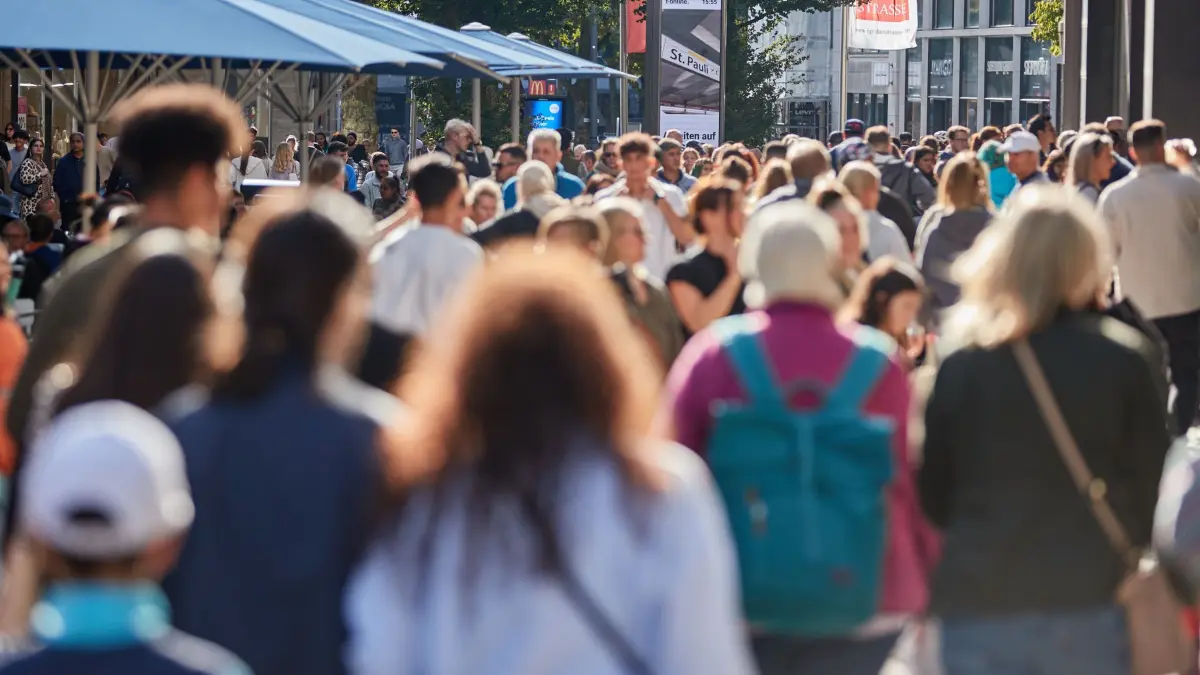 Verkaufsoffener Sonntag in Hamburg: ARCHIV - 24.09.2023, Hamburg: Zahlreiche Menschen gehen am verkaufsoffenen Sonntag auf der Spitalerstraße. (zu dpa: «Verkaufsoffener Sonntag lockt Besucher in die Geschäfte») Foto: Georg Wendt/dpa - ACHTUNG: Verwendung nur im vollen Format +++ dpa-Bildfunk +++