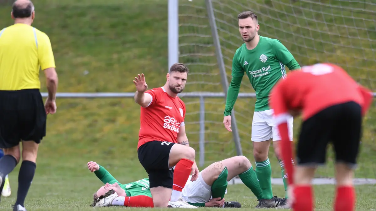 GER, SV Hirrlingen - SV Wurmlingen, Fussball, Kreisliga A3 Alb, Spielzeit 2025/2026, 29.03.2026: Philip Daub (vorn, SV Hirrlingen) trifft Anton Engst (liegt, SV Wurmlingen)
GER, SV Hirrlingen - SV Wurmlingen, Fussball, Kreisliga A3 Alb, Spielzeit 2025/2026, 29.03.2026
Foto: Eibner-Pressefoto/Moritz Liss