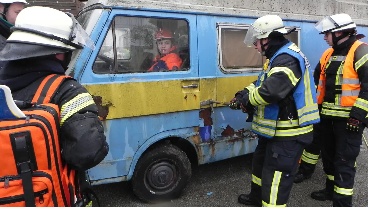 Rettet den Fahrer: Höhepunkt des Feuerwehrtages in Bittelbronn war die Befreiung eines Fahrers aus einem VW-Bus. Dieser war nach einem Unfall eingeklemmt.