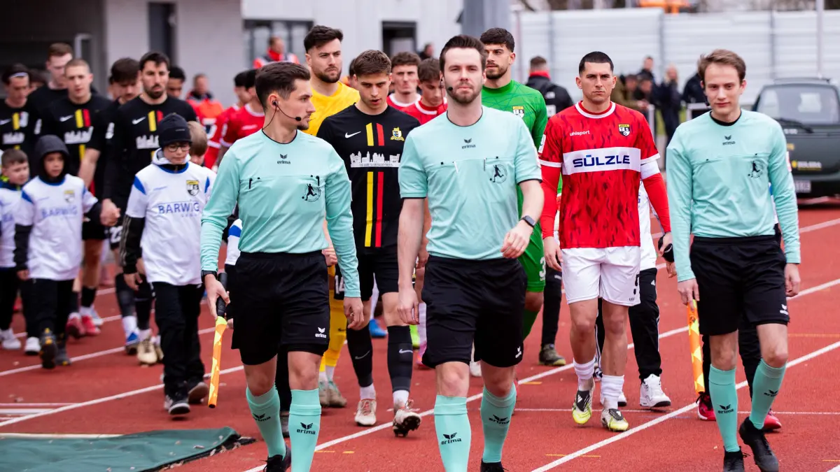 Schiesdrichter Jannis Jaeschke fuehrt die Mannschaften aufs Feld,
TSG Balingen vs. SV Eintracht Trier, Fussball, Regionalliga Suedwest, 26. Spieltag, Saison 2025/2026, 28.03.2026,
Eibner-Pressefoto/Andreas Ulmer