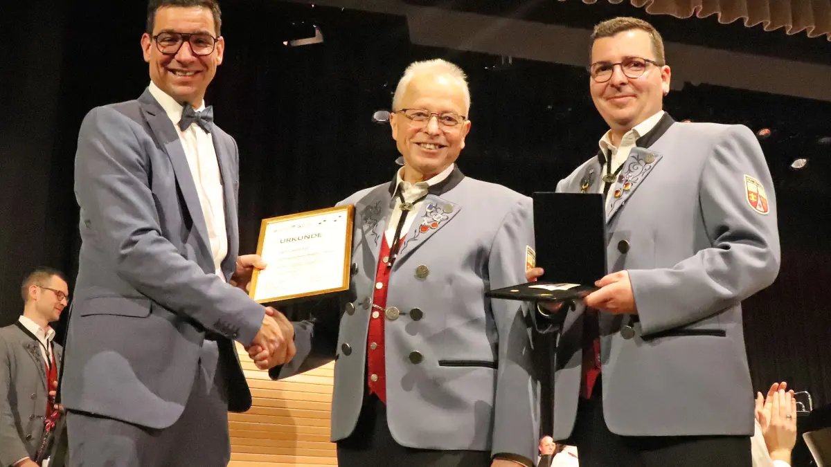 Josef Uhl erhielt für seine 46-jährige Dirigententätigkeit die Erich-Ganzenmüller-Medaille aus den Händen von Kreismusikverbandsvorsitzenden Matthias Dolpp (links) und Matthias Fundel (rechts), Vorsitzender des Musikvereins Frankenhofen.