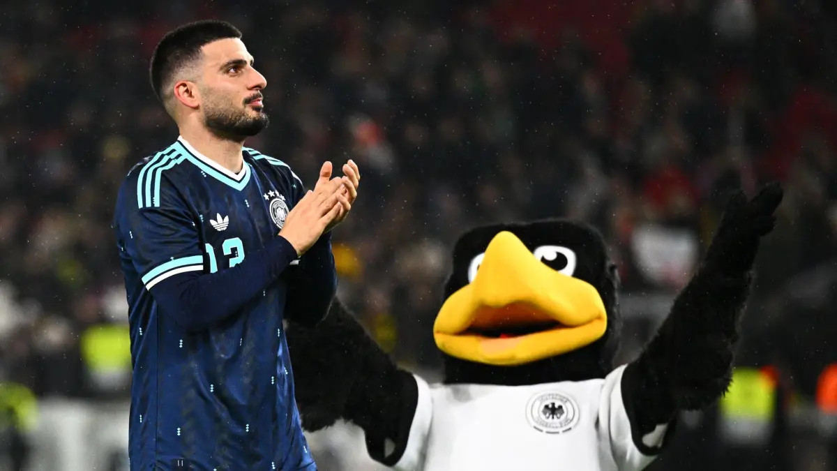 Deutschland - Ghana: 30.03.2026, Baden-Württemberg, Stuttgart: Fußball, Männer, Länderspiele, Deutschland - Ghana, MHP Arena. Deniz Undav (Deutschland) jubelt nach dem Spiel neben dem DFB-Maskottchen Paule. WICHTIGER HINWEIS: Gemäß den Vorgaben der DFL Deutsche Fußball Liga bzw. des DFB Deutscher Fußball-Bund ist es untersagt, in dem Stadion und/oder vom Spiel angefertigte Fotoaufnahmen in Form von Sequenzbildern und/oder videoähnlichen Fotostrecken zu verwerten bzw. verwerten zu lassen. Foto: Tom Weller/dpa +++ dpa-Bildfunk +++