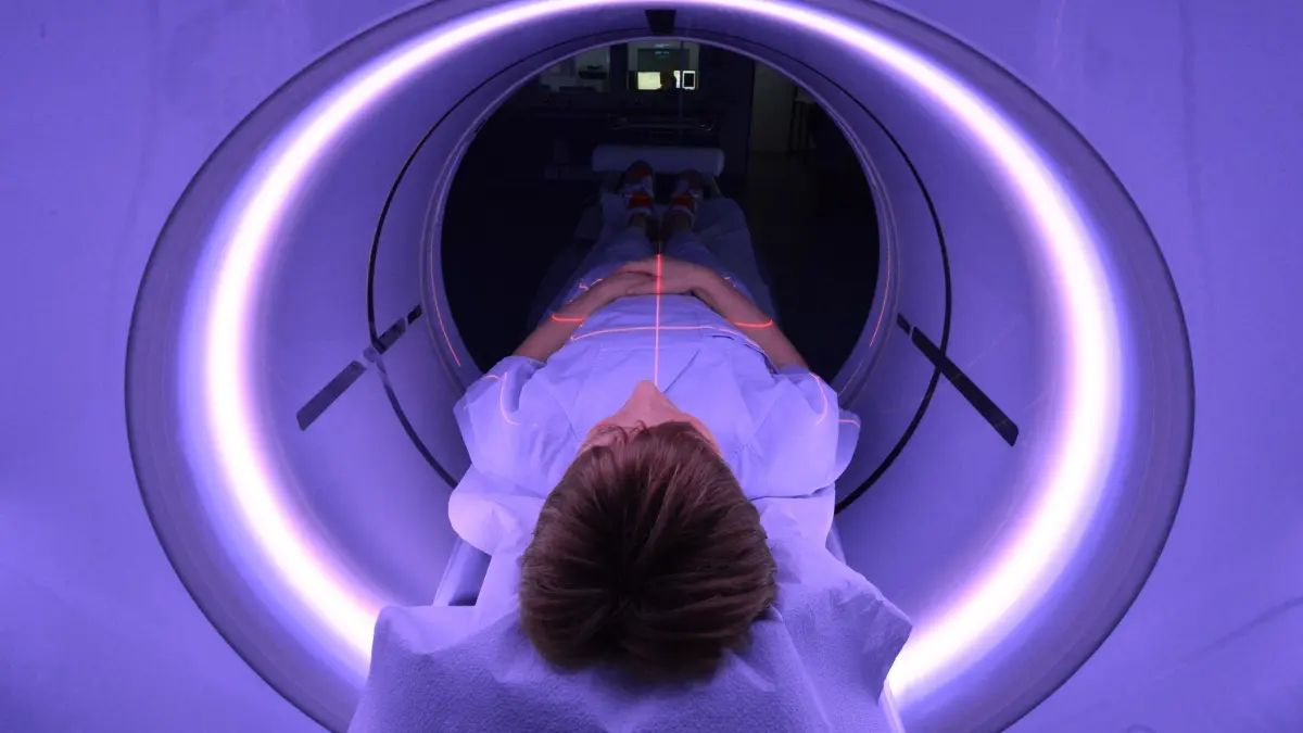 Eine Frau liegt in einem CT-Gerät im Universitätsklinikum Jena: ARCHIV - Moderne Diagnostik im Einsatz: Das Screening erfolgt per Niedrigdosis-CT, das Tumoren bereits im Frühstadium sichtbar macht. (zu dpa: «Lungenkrebsscreening für Raucher: Ist das etwas für mich?») Foto: Martin Schutt/dpa/dpa-tmn - Honorarfrei nur für Bezieher des dpa-Themendienstes +++ dpa-Themendienst +++