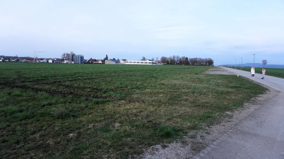 Auf der Fläche beim Schiefererlebnis soll der Batteriespeicherpark entstehen. Im Hintergrund sind das bestehende Gewerbegebiet und der Friedhof zu sehen.
