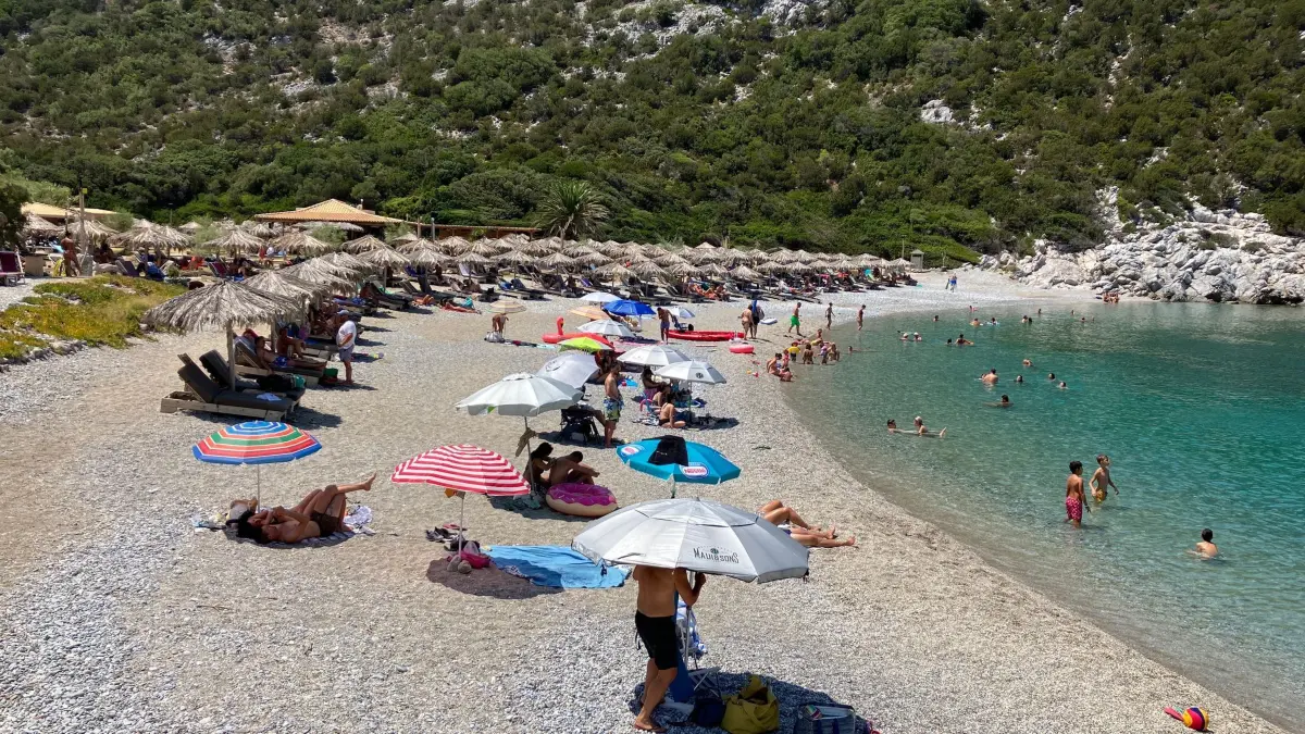 Urlaub in Griechenland: ARCHIV - 02.08.2023, Griechenland, ---: Strand auf der Sporaden-Insel Skopelos. (zu dpa: «Tourismus in Griechenland und Zypern spürt Folgen der Iran-Krise») Foto: Alexia Angelopoulou/dpa/dpa-tmn +++ dpa-Bildfunk +++