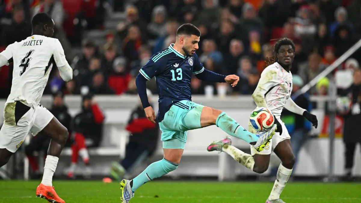 Deutschland - Ghana: 30.03.2026, Baden-Württemberg, Stuttgart: Fußball, Männer, Länderspiele, Deutschland - Ghana, MHP Arena. Deniz Undav (M, Deutschland) kommt gegen Caleb Yirenkyi (r, Ghana) und Jonas Adjetey (Ghana) an den Ball. Foto: Tom Weller/dpa - WICHTIGER HINWEIS: Gemäß den Vorgaben der DFL Deutsche Fußball Liga bzw. des DFB Deutscher Fußball-Bund ist es untersagt, in dem Stadion und/oder vom Spiel angefertigte Fotoaufnahmen in Form von Sequenzbildern und/oder videoähnlichen Fotostrecken zu verwerten bzw. verwerten zu lassen. +++ dpa-Bildfunk +++