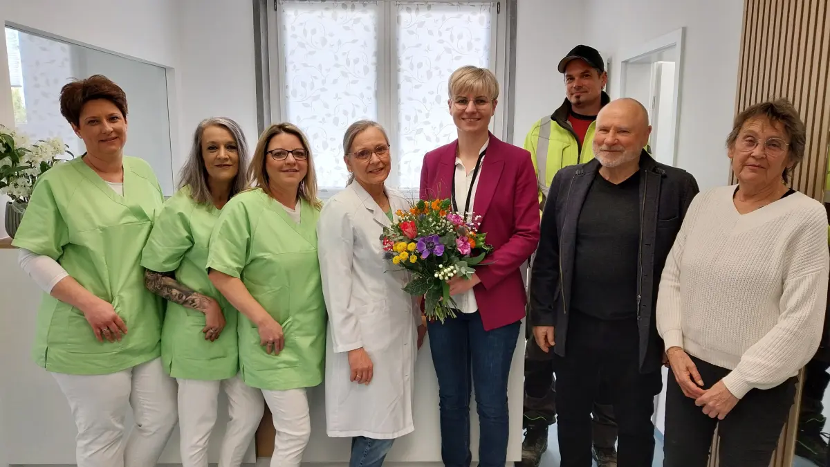 Freuen sich auf die Eröffnung am Mittwoch, 1. April: Das Praxisteam um Sabrina Glückler (von links), Claudia Wäschle, Kim Jaeger, Dr. Heike Schmid, Bürgermeisterin Raphaela Gonser, Bauhofleiter Stefan Ebner, Wirtschaftsberater Roman Hadjio und Ortsbaumeisterin Monika Merly.