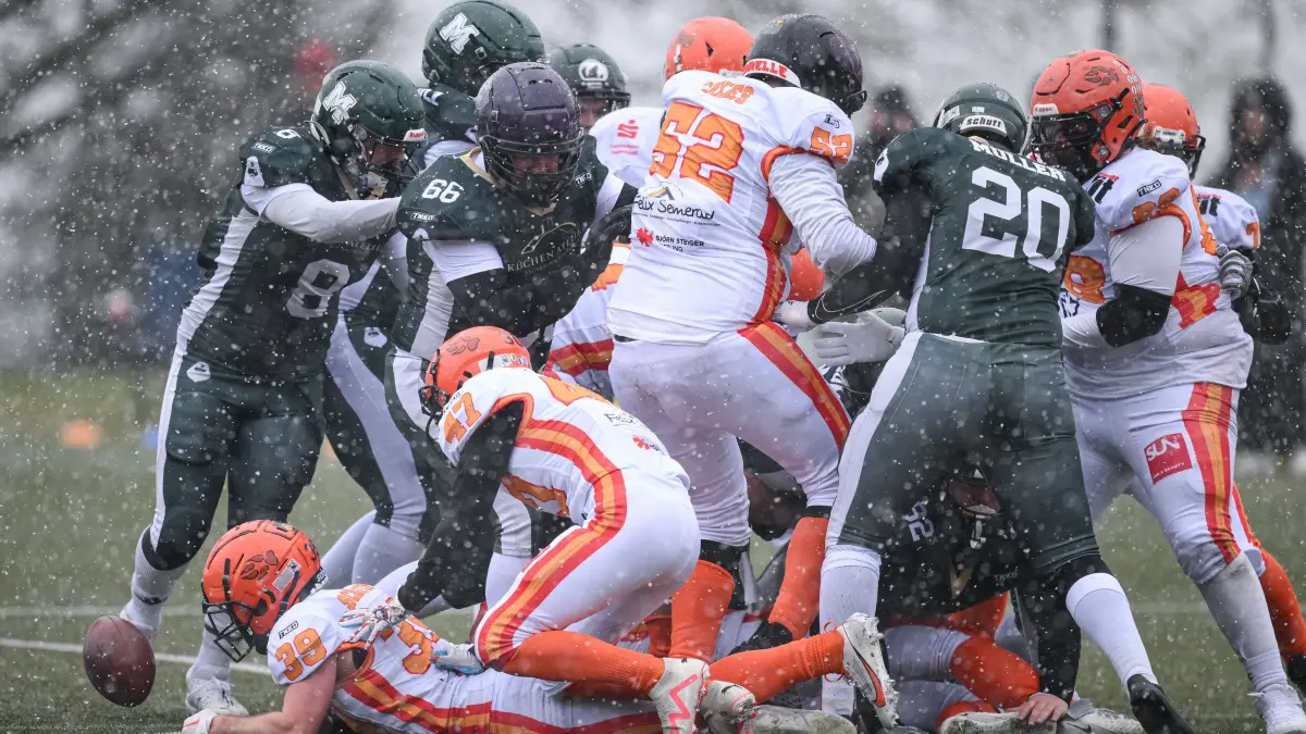 Wo ist der Football? Im ersten Landesliga-Spiel der Foxes (weiß) gegen Offenburg verlieren fast alle Spieler die Übersicht und stürzen sich vergeblich auf den Ball.
