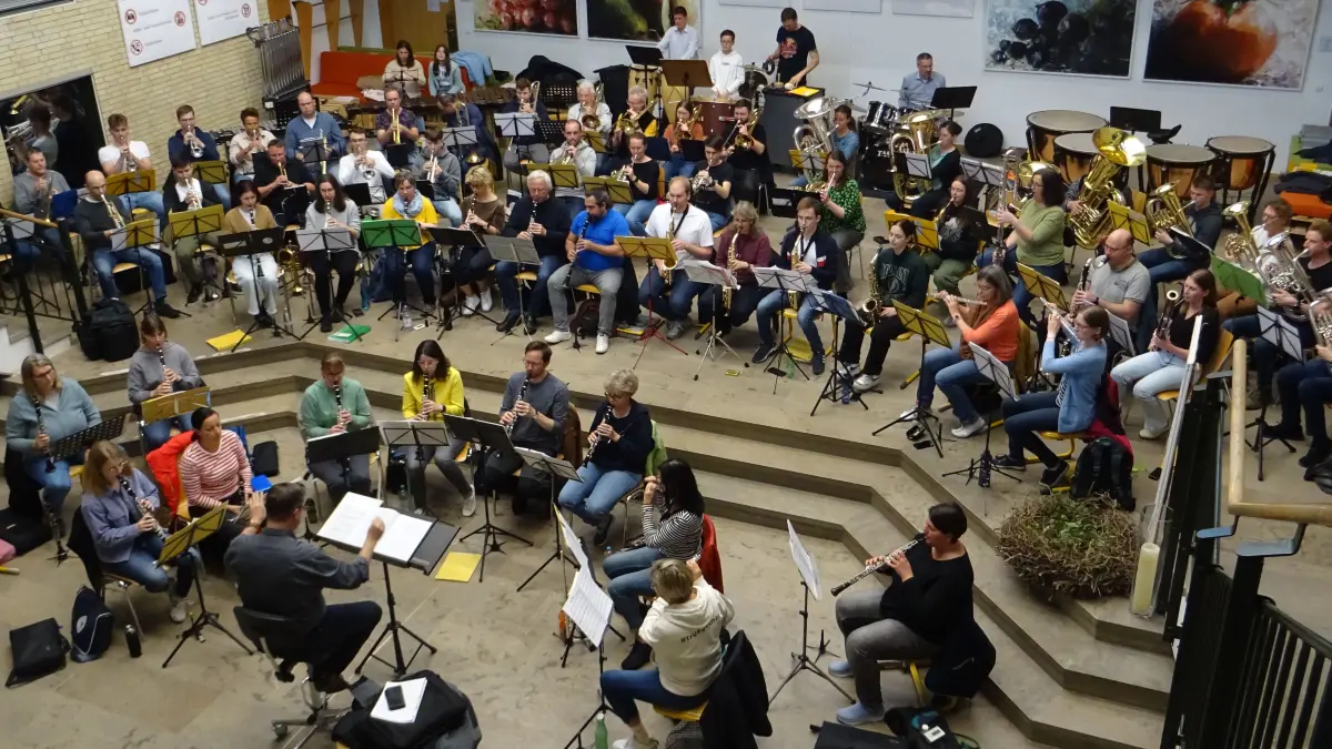 Die Stadtkapelle Crailsheim probt aktuell in der Aula der Eichendorffschule. Hier reicht der Platz für die Musiker kaum aus.