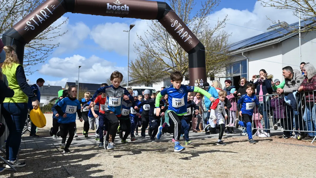 Insgesamt rund 100 Kinder und Jugendliche machen beim Blaufelder Volkslauf mit und sorgen für ein begeisterndes sportliches Finale der Veranstaltung.