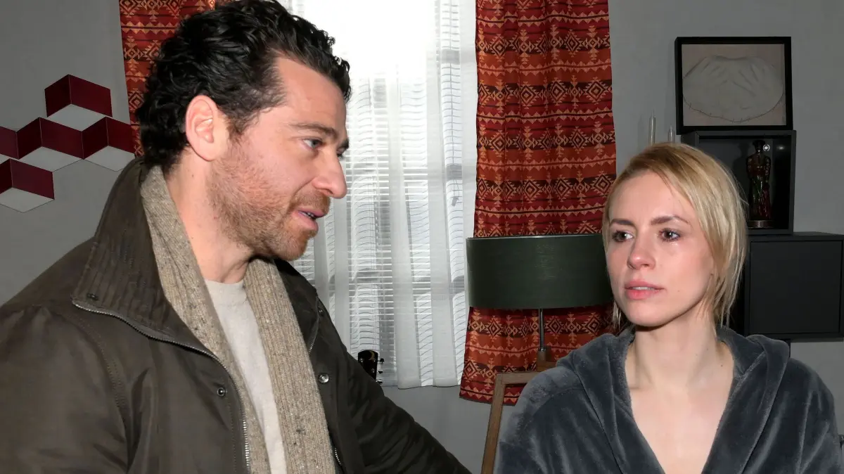 Carlos (Patrick Fernandez) verabschiedet sich von Zoe (Lara Dandelion Seibert) und plant seine Flucht nach Kuba.