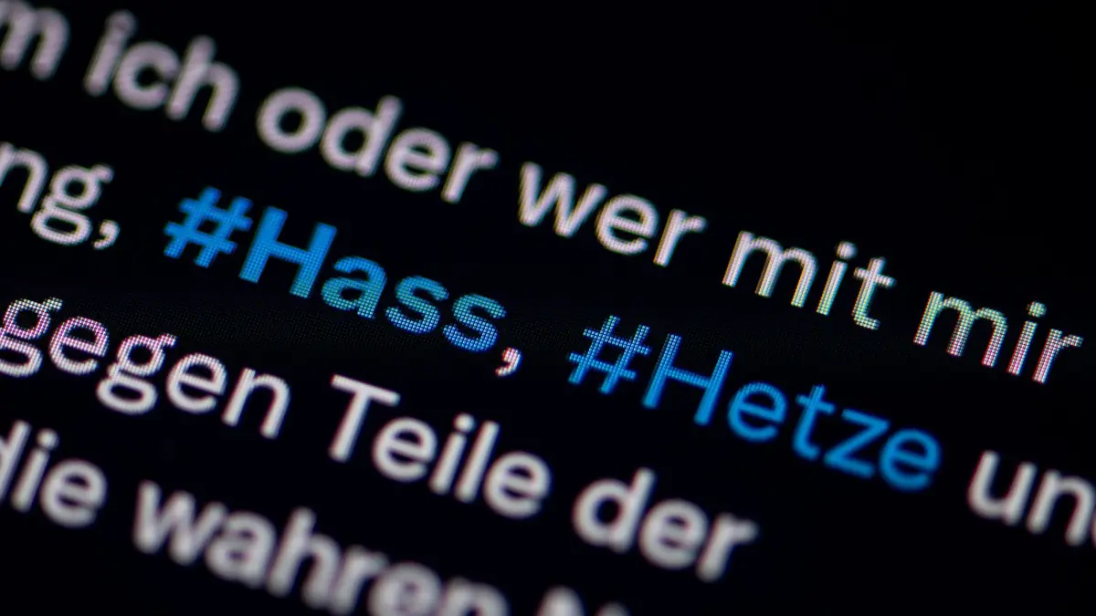 Hasskriminalität im Netz: ILLUSTRATION - 20.01.2022, Berlin: Auf dem Bildschirm eines Smartphones sieht man die Hashtags (#) Hass und Hetze in einem Post auf Twitter (heute X). (zu dpa: «Hasskriminalität vor allem von Rechts gestiegen») Foto: Fabian Sommer/dpa +++ dpa-Bildfunk +++