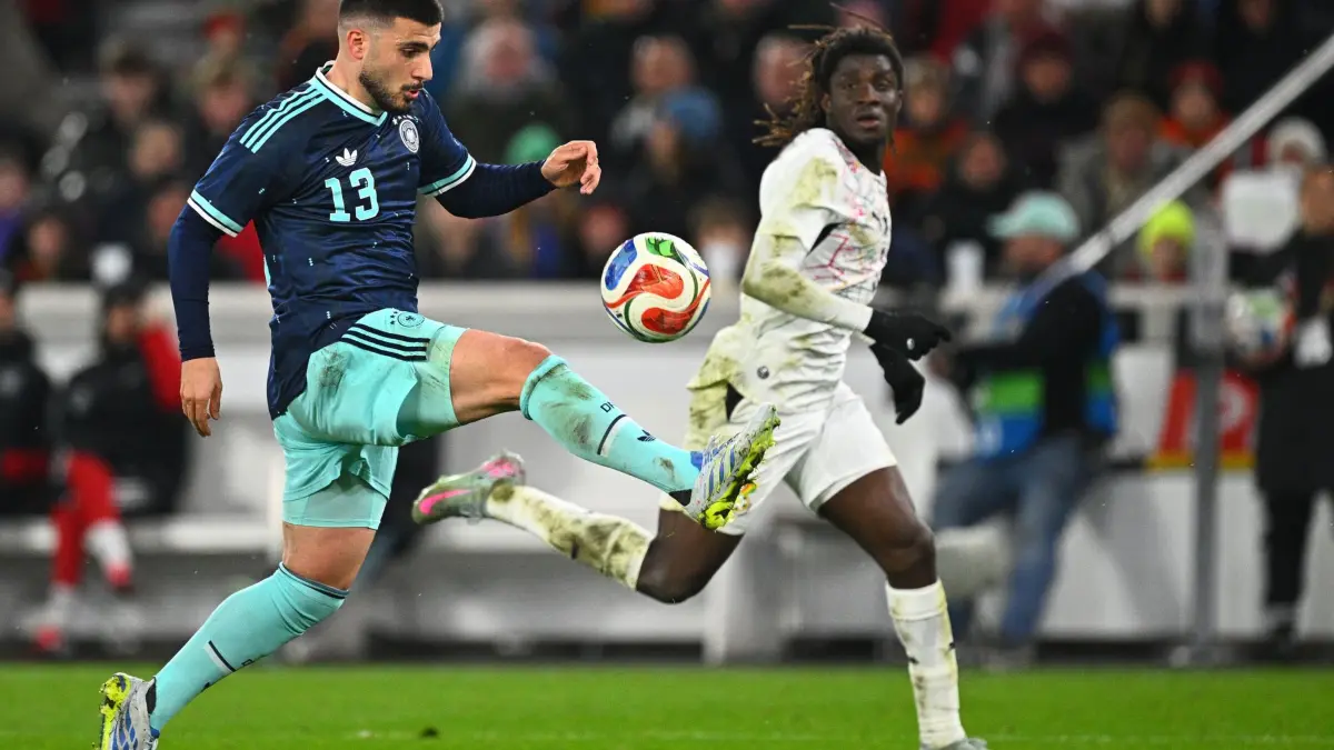 Deutschland - Ghana: 30.03.2026, Baden-Württemberg, Stuttgart: Fußball, Männer, Länderspiele, Deutschland - Ghana, MHP Arena. Deniz Undav (l, Deutschland) kommt vor Caleb Yirenkyi (Ghana) an den Ball. Foto: Tom Weller/dpa - WICHTIGER HINWEIS: Gemäß den Vorgaben der DFL Deutsche Fußball Liga bzw. des DFB Deutscher Fußball-Bund ist es untersagt, in dem Stadion und/oder vom Spiel angefertigte Fotoaufnahmen in Form von Sequenzbildern und/oder videoähnlichen Fotostrecken zu verwerten bzw. verwerten zu lassen. +++ dpa-Bildfunk +++