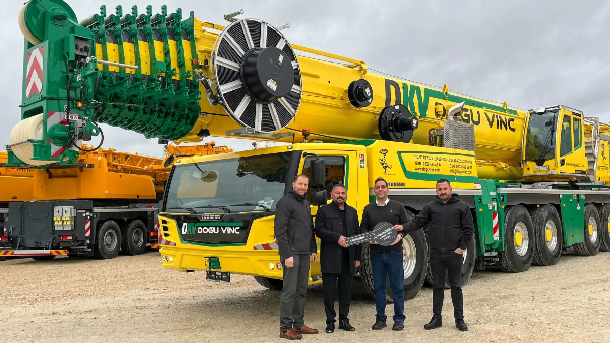 Kranübergabe an Doğu Kurtarma Vinç in Ehingen (v.l.n.r): Michael Heckenberger (Liebherr), Mehmet Önal, Oğuzhan Akkoc (Liebherr), Eyüp Önal.