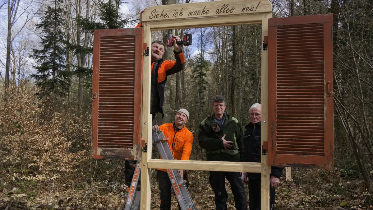 Osterweg Gschwend 2026: Das Bild zeigt v.l.n.r. Klaus Sanwald, Bernd Maier, Gottlieb Zimmermann und Gerhard Seeger beim Aufbau eines von der Familie Seeger aus Honkling konzipierten Ausstellungsstücks.