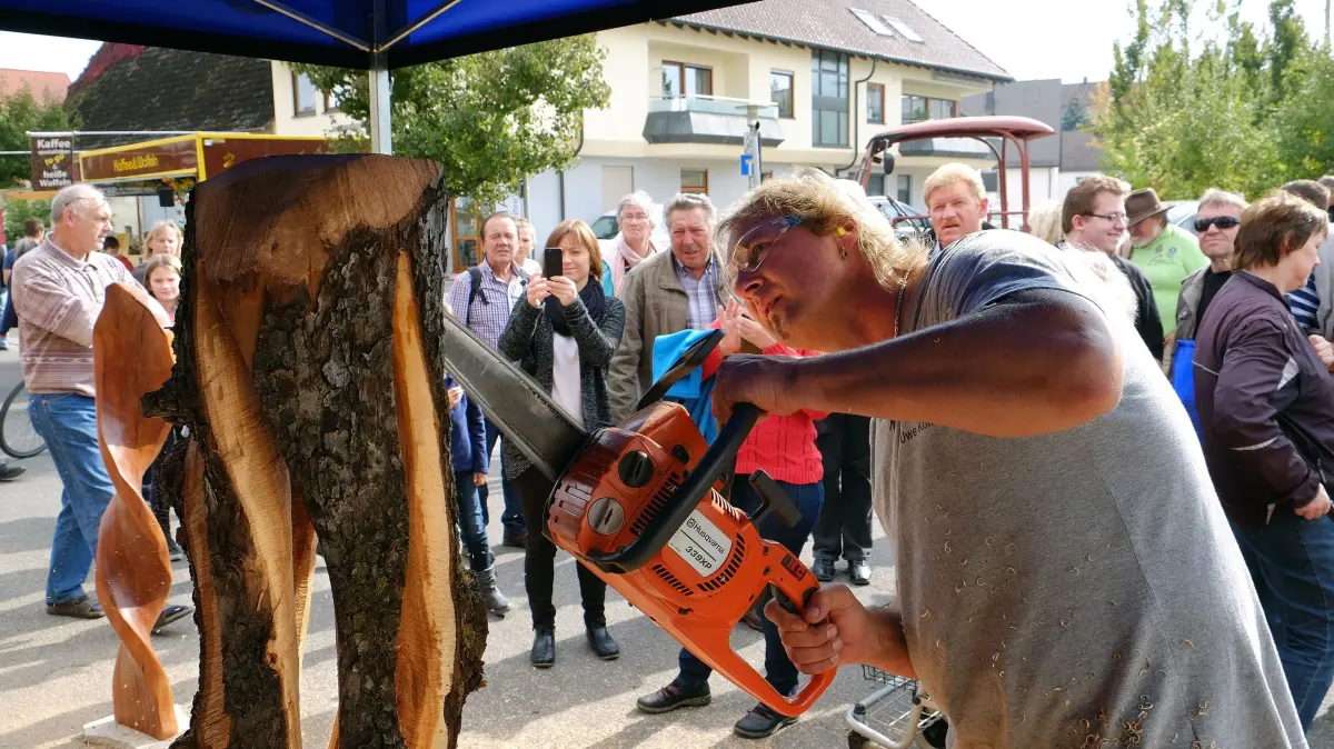 Erbach, Verkaufsfeiertag am 3. Oktoner 2015: Erbach, Verkaufsfeiertag am 3. Oktoner 2015, Motorsägen-Künstler Uwe Köhle