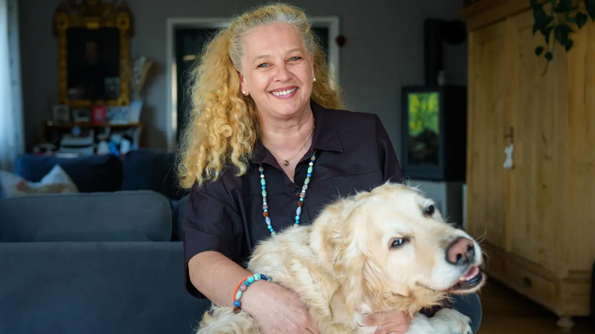 Orthopädin Sonja Trepte mit ihrem Golden Retriever Sam