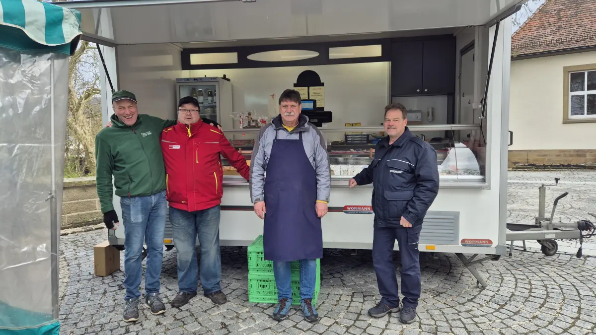 Bei der Verabschiedung (von links): Karl-Heinz Pfizenmaier (Nachbarstand), Marktmeister Klaus Scheurmann, Christof Bayer vom Käsestand Bayer und der stellvertretende Marktmeister Thomas Leipersberger vom Ordnungsamt der Stadt Gaildorf.