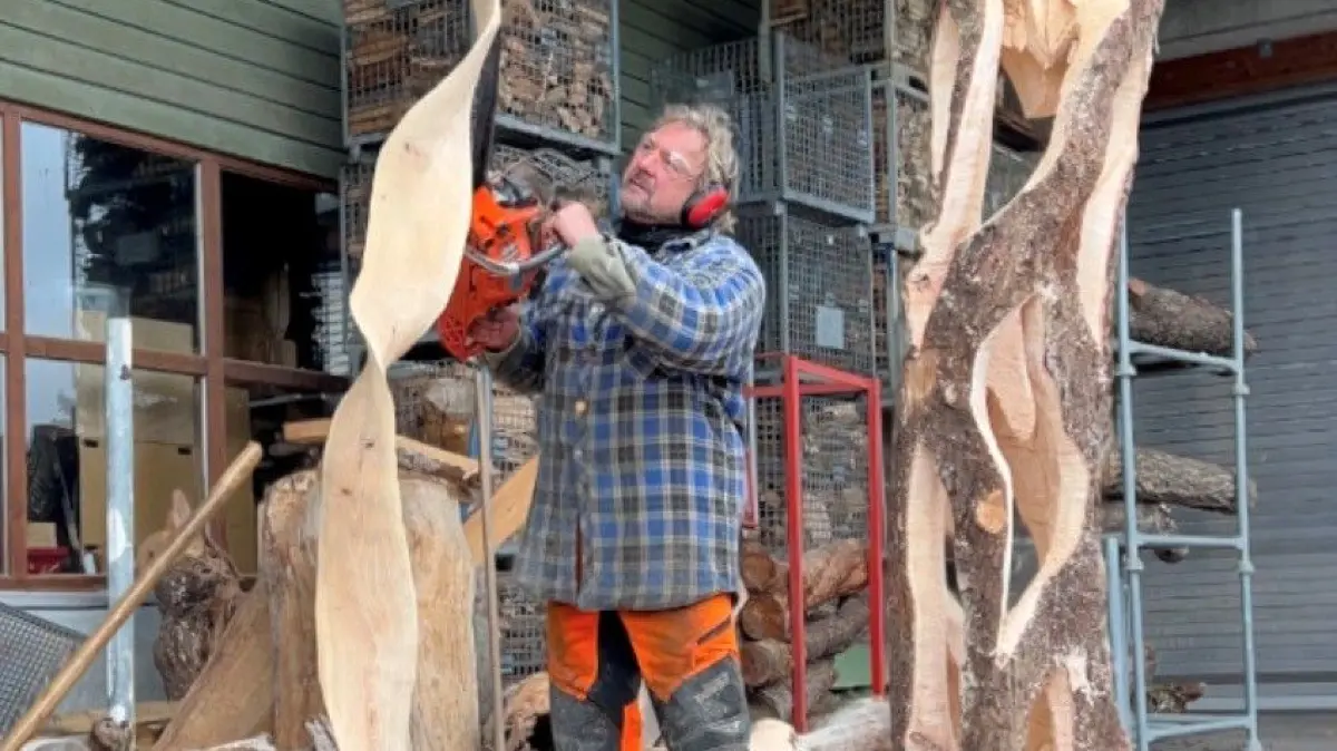 Uwe Köhle bei der Arbeit. Der Holzkünstler aus Schelklingen sucht dringend eine neue Werkstatt.