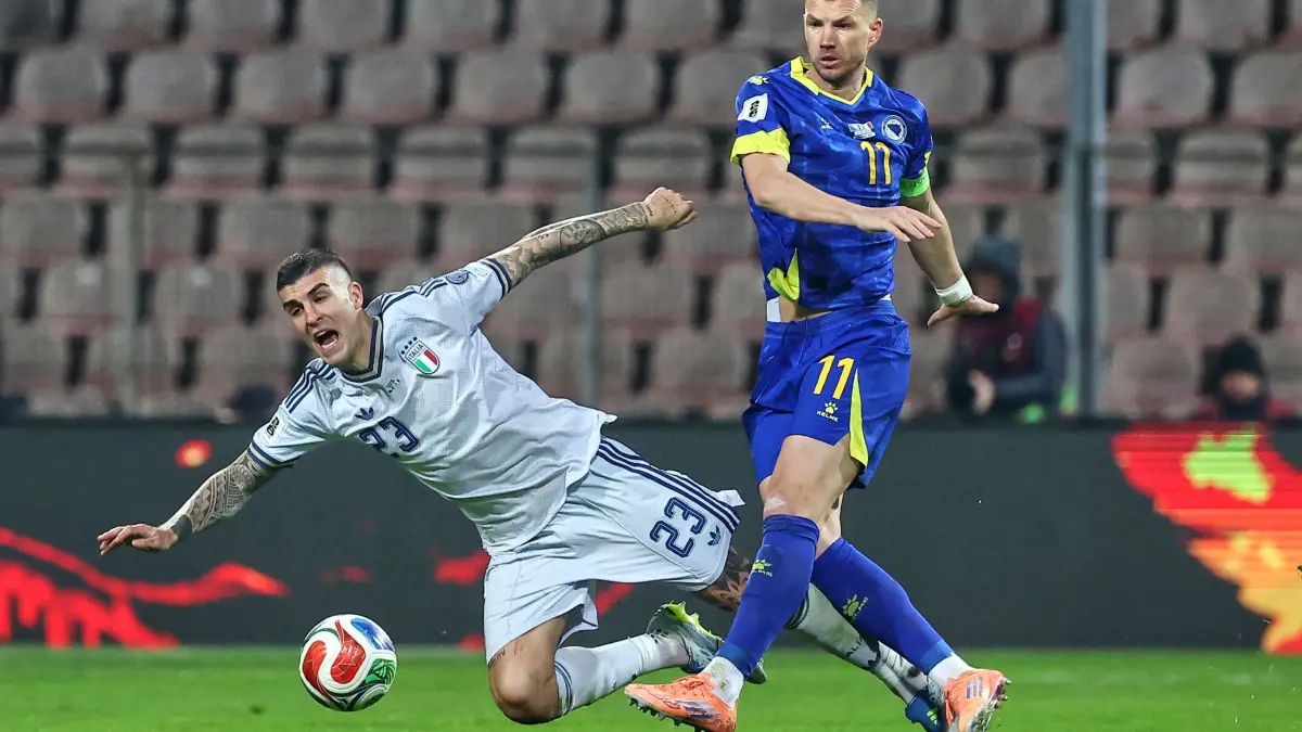 Bosnien-Herzegowina - Italien: 31.03.2026, Bosnien-Herzegowina, Zenica: Fußball, Männer: WM-Qualifikation Europa, Bosnien-Herzegowina - Italien, Play-off-Runde, Finale: Italiens Gianluca Mancini (l) und Bosniens Edin Dzeko kämpfen um den Ball. Foto: Armin Durgut/AP/dpa +++ dpa-Bildfunk +++