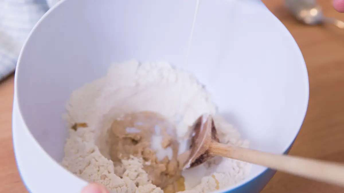 In der Mitte der Mehlkuhle entwickelt sich je nach Rezept mit Milch, frischer Hefe, geschmolzener Butter und Zucker der Vorteig.