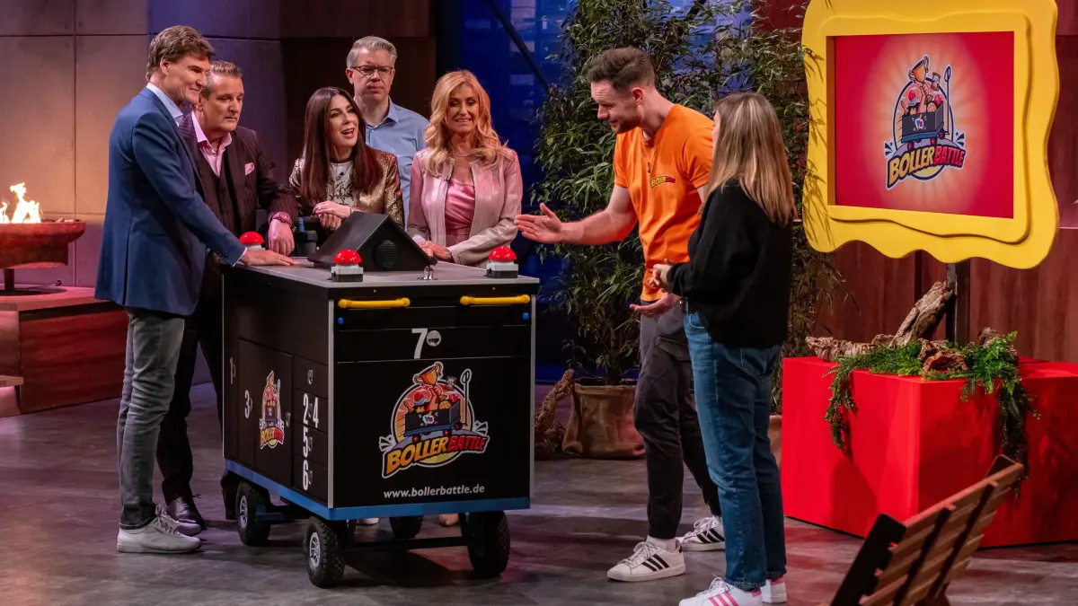Caroline (r.) und Philip Kirchhof präsentieren den "Löwen" (v.l.) Carsten Maschmeyer, Ralf Dümmel, Judith Williams, Frank Thelen und Dagmar Wöhrl mit Boller Battle eine Bollerwagen Gameshow.
+++ Die Verwendung des sendungsbezogenen Materials ist nur mit dem Hinweis und Verlinkung auf RTL+ gestattet. +++