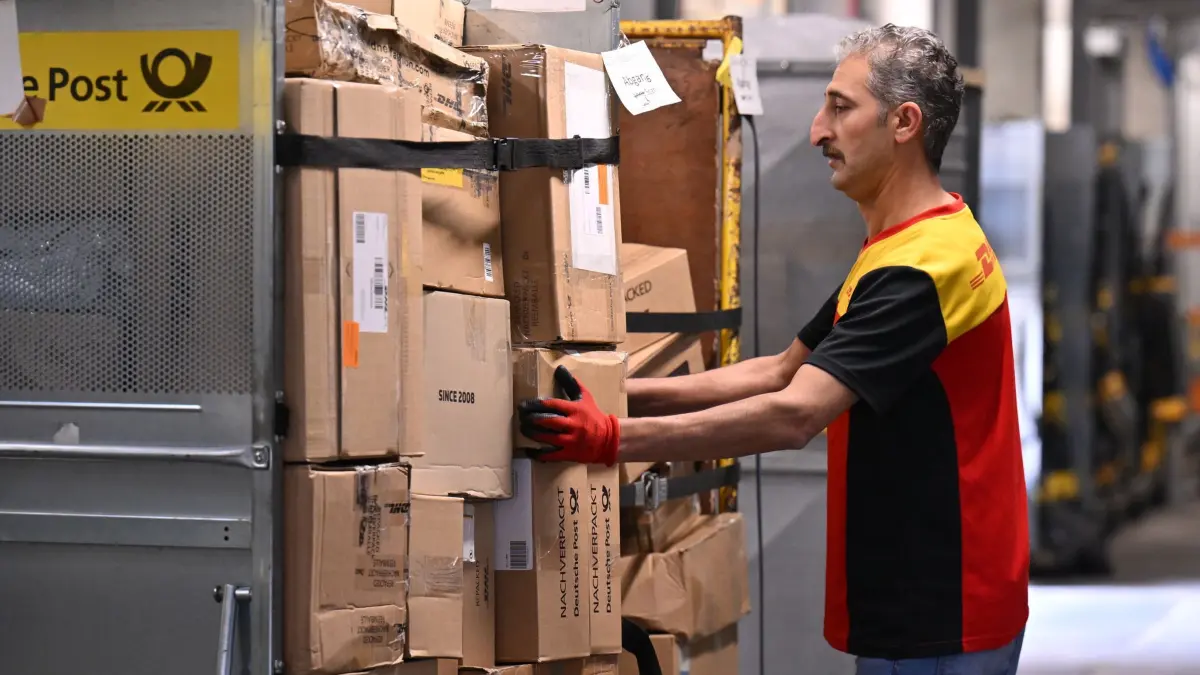 Arbeitnehmer aus Syrien bei DHL: PRODUKTION - 03.09.2025, Thüringen, Nohra: Ein Mann, der aus Syrien geflüchtet ist, arbeitet im DHL Paketzentrum Nohra. (zu dpa: «Wie leben Syrer in Deutschland? Die wichtigsten Fragen») Foto: Martin Schutt/dpa +++ dpa-Bildfunk +++