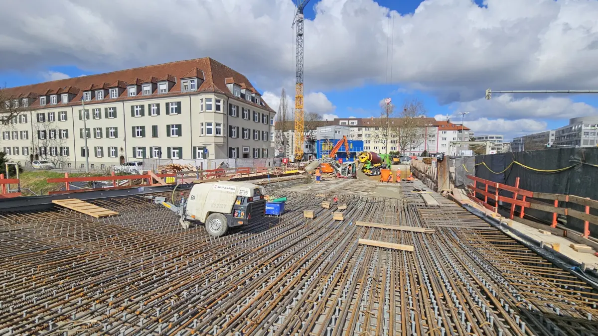 Zu sehen ist der von Ulm her auskragende Teil der neuen Gänstorbrücken. Die aus dem Stahl herausstehenden Teile nennt man Kopfbolzen. Sie verzahnen sich mit der nun zu betonierenden Fahrbahnplatte.