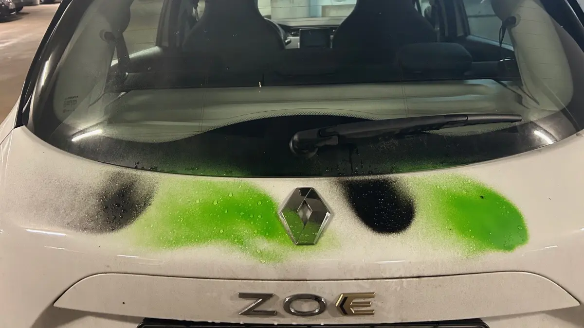 Da freut sich der Besitzer: Mehrere Autos sind dieser Tage in der Dettinger Tiefgarage im Schlösslesgarten mit Farbe besprüht und verdreckt worden.