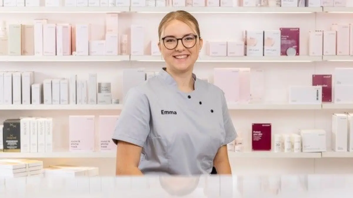 Kosmetikerin-Azubine Emma Lang freut sich jeden Tag darauf, ihre Kunden auf dem Weg zu gesunder Haut zu begleiten.