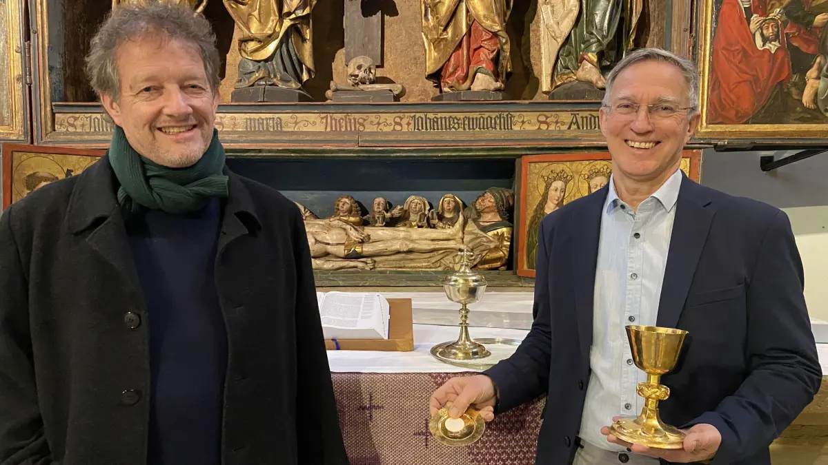Stadtarchivar Folker Förtsch (links) Pfarrer Uwe Langsam am Altar der Crailsheimer Johanneskirche. Hier wurde Ostern 1526 zum ersten Mal das Abendmahl auf evangelische Weise gefeiert, mit Brot und Wein.