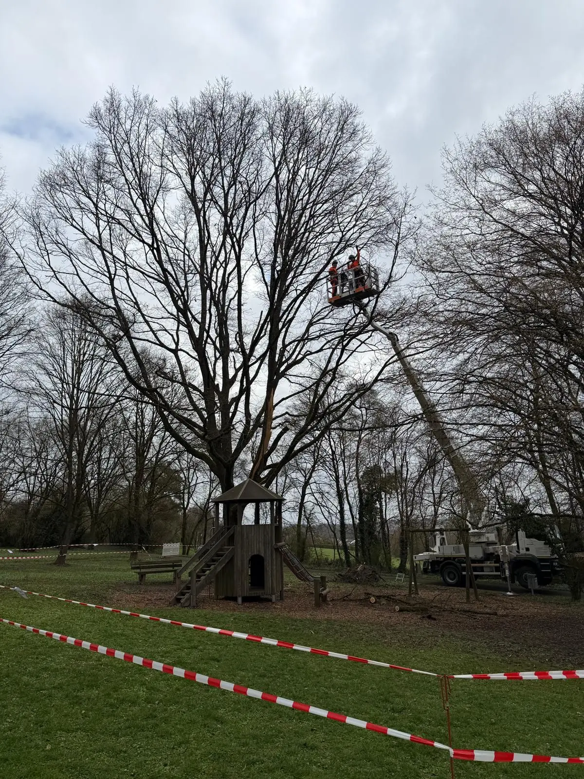 Der Spielplatz ist für die Sicherungsarbeiten abgesperrt.
